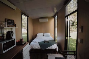1 bedroom, bed sheets