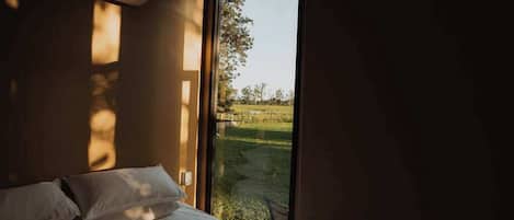 1 bedroom, bed sheets