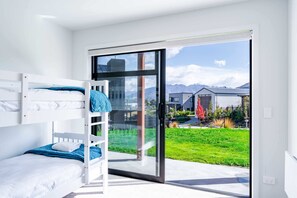 4 bedrooms, desk, WiFi, bed sheets - Grand Alpine Vista Escape (Wanaka)