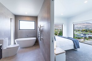 Shower, hair dryer, towels, shampoo - Grand Alpine Vista Escape (Wanaka)