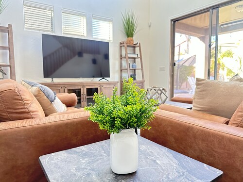 Private Heated Pool, BBQ, Fire Pit, Pool Table, Fully Equipped Kitchen, King Bed