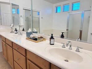 Douche, sèche-cheveux, serviettes fournies, savon