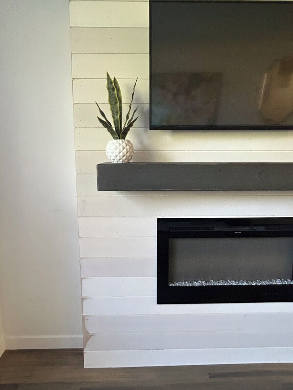 Interior - 2.5 km to stampede and BMO/ sleeps 6 (Calgary)