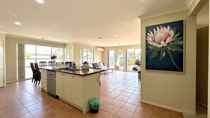 Villa estándar, 4 habitaciones, para no fumadores, cocina | Área de sala de estar | Televisión 