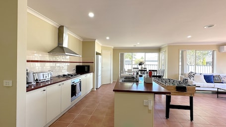 Refrigerador con freezer, microondas, horno, placa de cocina