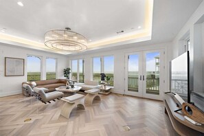 Smart TV, lareira, livros, escritórios