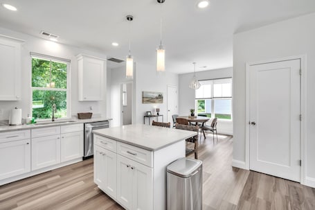 Isla de cocina. Sleek 3BR Pet-Friendly Oasis, Close to City