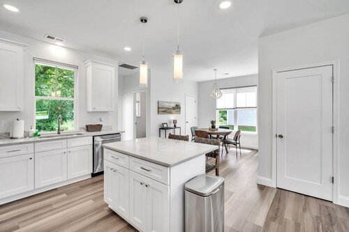 Sleek 3BR Pet-Friendly Oasis, Close to City