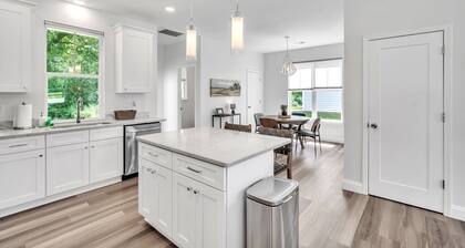 Sleek 3BR Pet-Friendly Oasis, Close to City