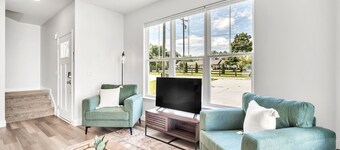 Sleek 3BR Pet-Friendly Oasis, Close to City