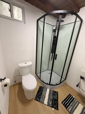 Cabaña Deluxe | Baño | Regadera, regadera tipo lluvia, amenidades de baño gratuitas 