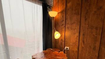 Deluxe-Ferienhütte | Wohnbereich | 32-Zoll-Smart-TV mit Digitalempfang