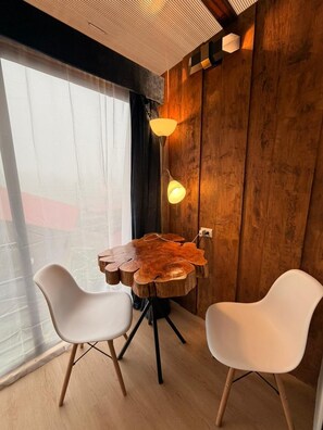 Deluxe Cabin | Living area | 32-inch Smart TV with digital channels - Chalets Vistas del Poas (Vara Blanca)