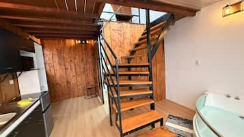 Deluxe-Ferienhütte | Wohnbereich | 32-Zoll-Smart-TV mit Digitalempfang