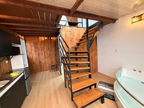 Deluxe Cabin | Living area | 32-inch Smart TV with digital channels - Chalets Vistas del Poas (Vara Blanca)