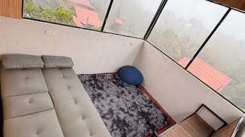 Chalet familiar, varias camas, vistas a la montaña | Zona de estar | Smart TV de 32 pulgadas con canales digitales