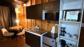 Cabaña Deluxe | Cocina privada | Frigobar, microondas, tetera eléctrica y arrocera
