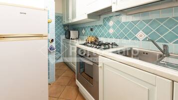 KĂŒhlschrank, Mikrowelle, Ofen, Esstisch