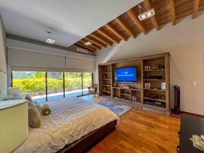 6 bedrooms, desk, iron/ironing board, travel cot