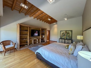 6 bedrooms, desk, iron/ironing board, travel cot