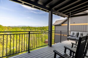 Property grounds - Sleep 27, Water Park, Indoor Pool, 10 Mins to PF,  Hot Tub, Seasonal Waterpark with Pools, Splash Pad and Lazy River, Movie Theatre, Game Room, Fire Pits, Year Round Indoor Pool, Views, 24 Hr Hospitality, Great for Families (Sevierville)