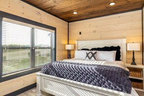 5 bedrooms, desk, iron/ironing board, WiFi