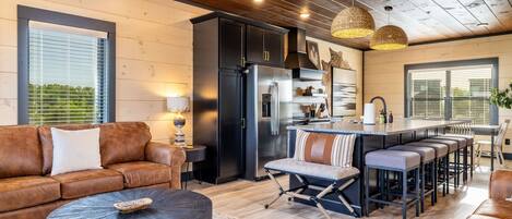 Televisión, chimenea y oficina