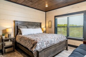 5 bedrooms, desk, iron/ironing board, WiFi - Sleep 27, Water Park, Indoor Pool, 10 Mins to PF,  Hot Tub, Seasonal Waterpark with Pools, Splash Pad and Lazy River, Movie Theatre, Game Room, Fire Pits, Year Round Indoor Pool, Views, 24 Hr Hospitality, Great for Families (Sevierville)