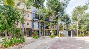 Exterior - Romantic Arthouse Studio w/ Pool & Gym, Aldea Zamá (Tulum)