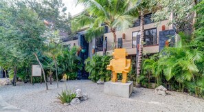 Property grounds - Romantic Arthouse Studio w/ Pool & Gym, Aldea Zamá (Tulum)