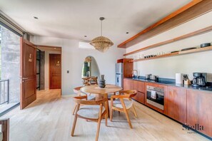 冷蔵庫、電子レンジ、オーブン、コンロ