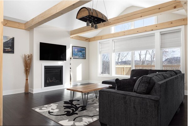 Smart TV, fireplace - Muskoka Brand New Cottage - Zen Retreat For Nature Lovers near Algonquin Park (Huntsville)