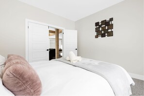 3 bedrooms, iron/ironing board, WiFi, bed sheets - Muskoka Brand New Cottage - Zen Retreat For Nature Lovers near Algonquin Park (Huntsville)