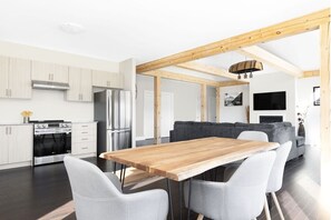 Dining - Muskoka Brand New Cottage - Zen Retreat For Nature Lovers near Algonquin Park (Huntsville)