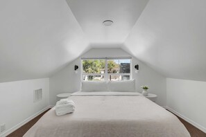 1 dormitori, escriptori, planxa i posts de planxar i wifi 