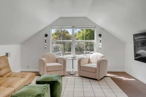 TV, offices - NEW! Downtown Modern Studio (Beaufort)