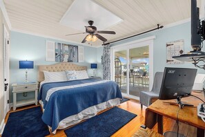 6 bedrooms, desk, iron/ironing board, travel crib