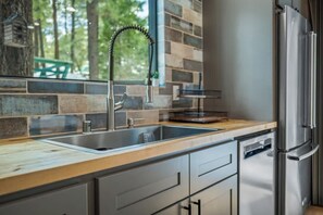 Fridge, microwave, oven, stovetop - Rainbow Tree Haus Sum (Big Bear)