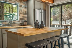 Fridge, microwave, oven, stovetop - Rainbow Tree Haus Sum (Big Bear)