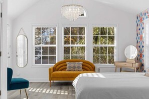 4 soverom, skrivebord, strykejern/-brett og reiseseng for barn