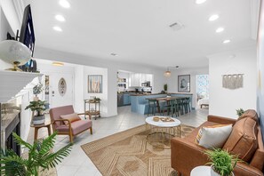 Smart TV, books - It's Always Sunny - Modern 4BR w/ Heated Pool (North Myrtle Beach)