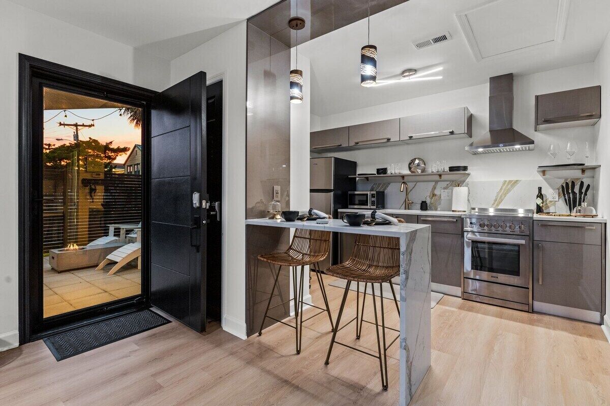 Mikrowelle, Ofen, Herdplatte, Wasserkocher mit Kaffee-/Teezubehör