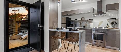 Mikrowelle, Ofen, Herdplatte, Wasserkocher mit Kaffee-/Teezubehör