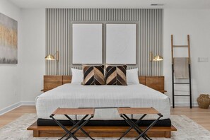 4 chambres, bureau, fer et planche à repasser, lit de bébé portatif
