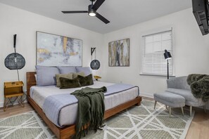 4 Schlafzimmer, Schreibtisch, Bügeleisen/Bügelbrett, Reisekinderbett