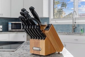 冷蔵庫、電子レンジ、オーブン、コンロ