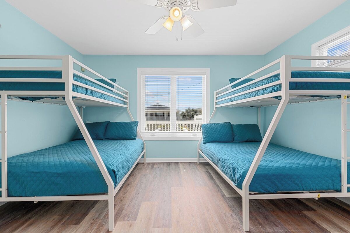 4 bedrooms, desk, iron/ironing board, travel cot