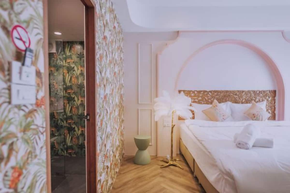 Free WiFi, bed sheets