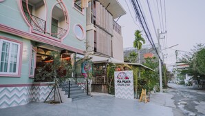 Un edificio con un letrero que dice "MA MUAN" y una escalera que conduce a la entrada.