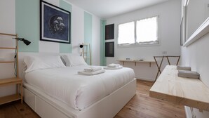 A bedroom with a bed, a wooden desk, a ladder, and a window. - Italianway - Piranesi 18 B int C 345 - City View (Milan)